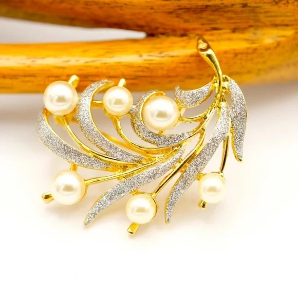 Vintage unmarked Faux Pearl and goldtone Rhinestone Pin Brooch BEAUTIFUL - Picture 4 of 14